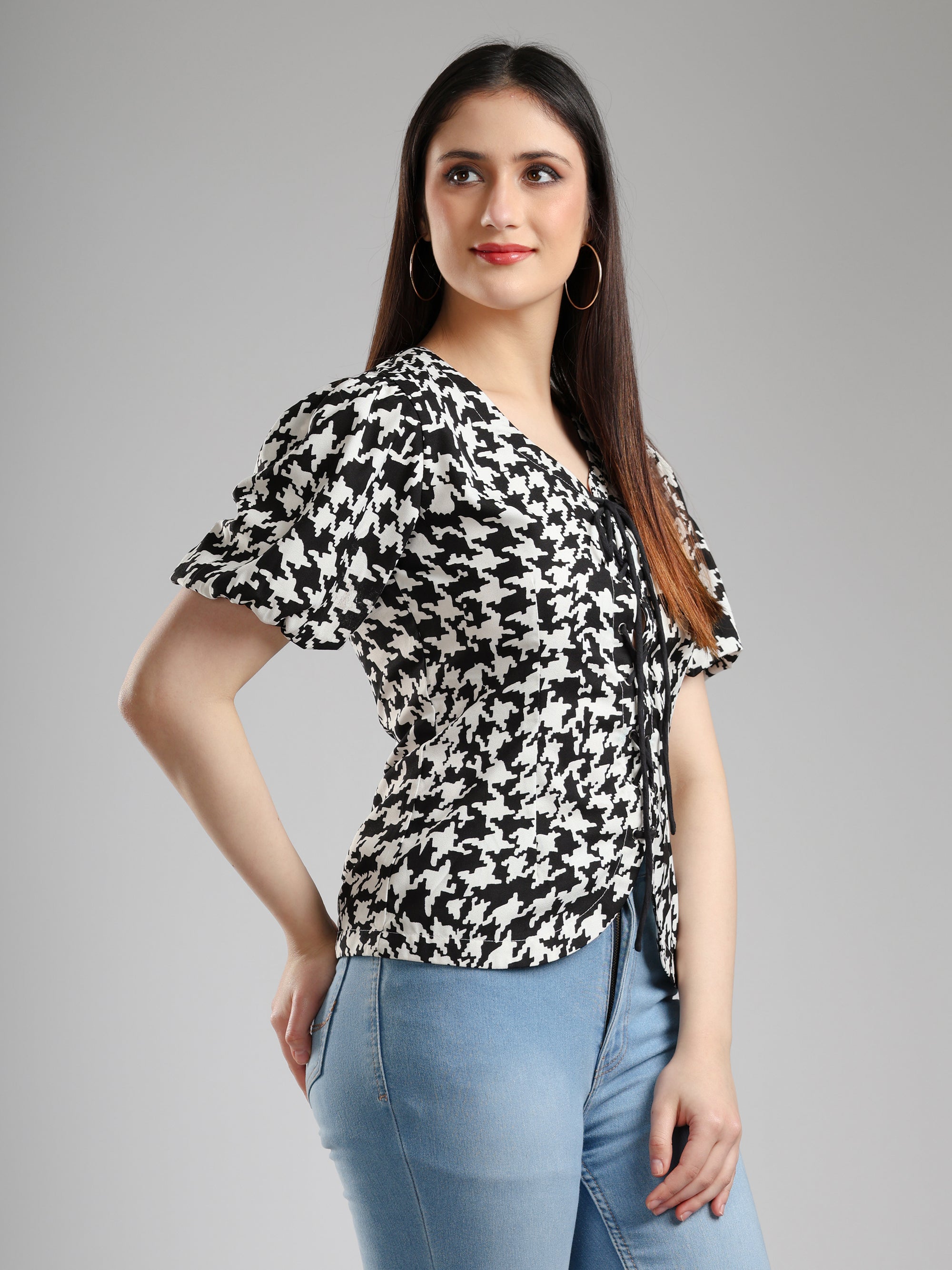 Nyra Abstract Top - Black and White