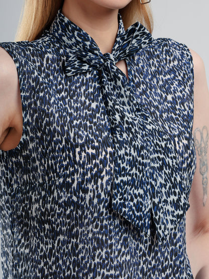 Woman wearing a sleeveless blouse with a patterned design
