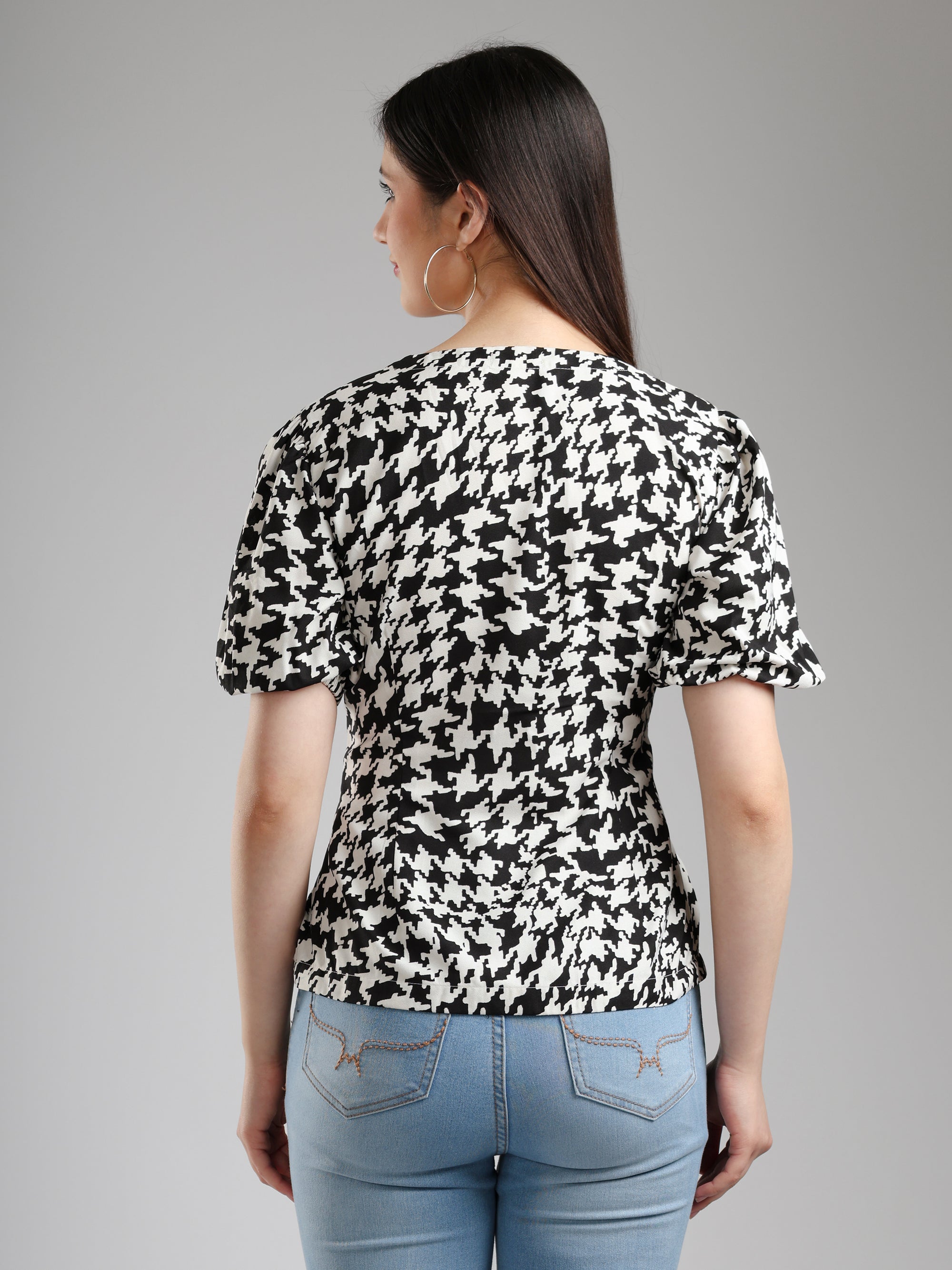 Nyra Abstract Top - Black and White