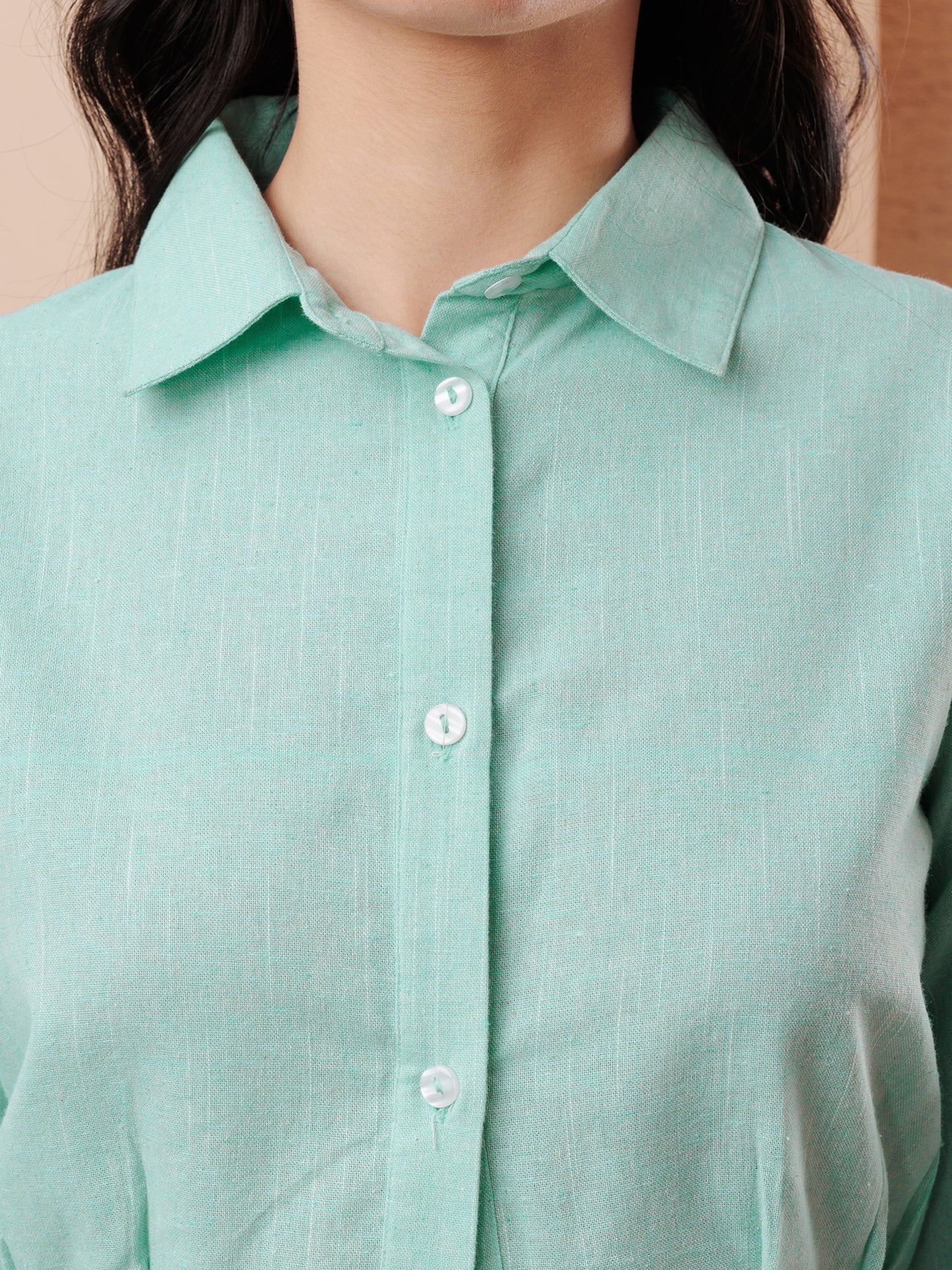 COLLAR WITH BUTTON