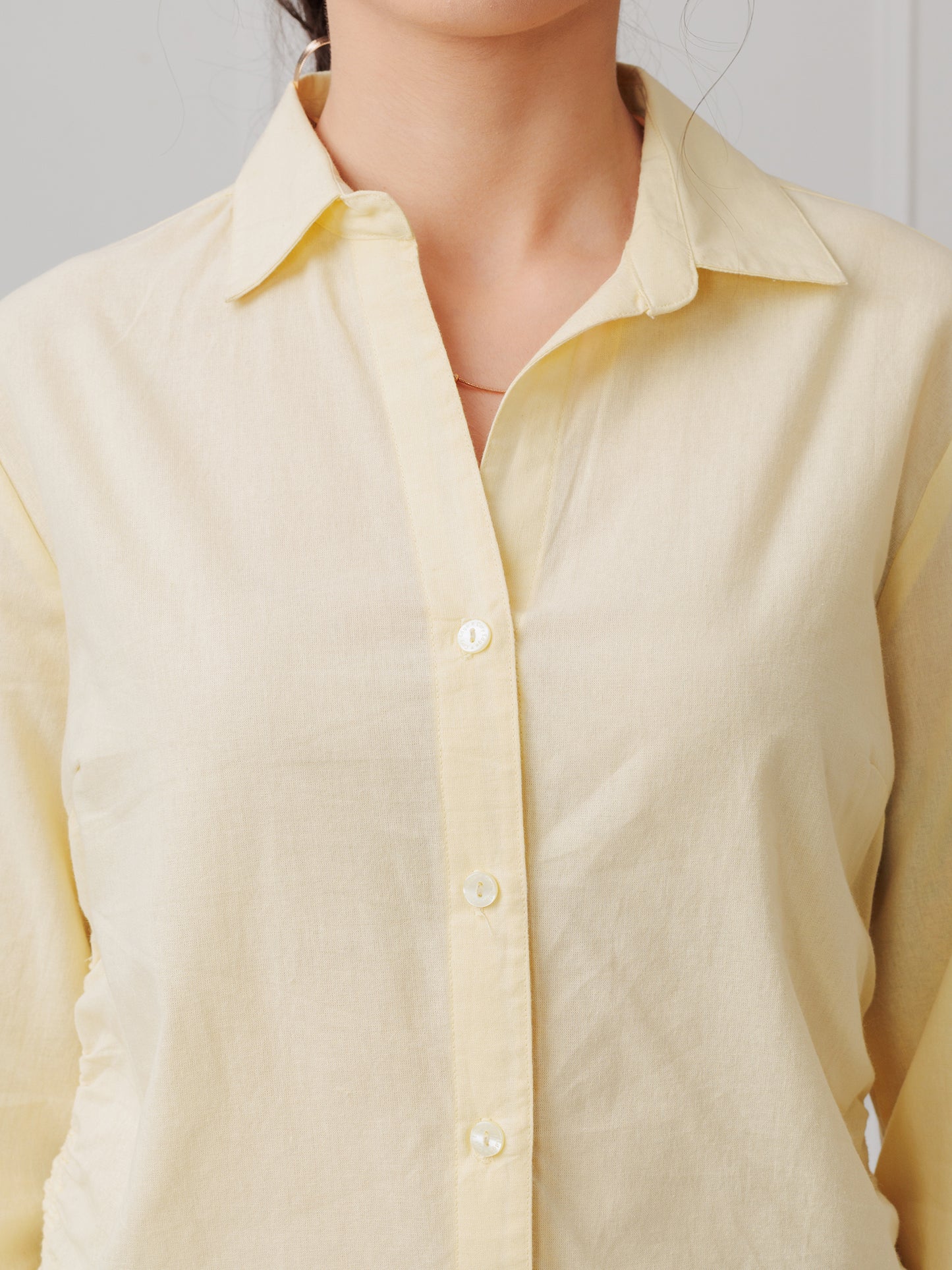 COLLERED V NECK BUTTON SHIRT