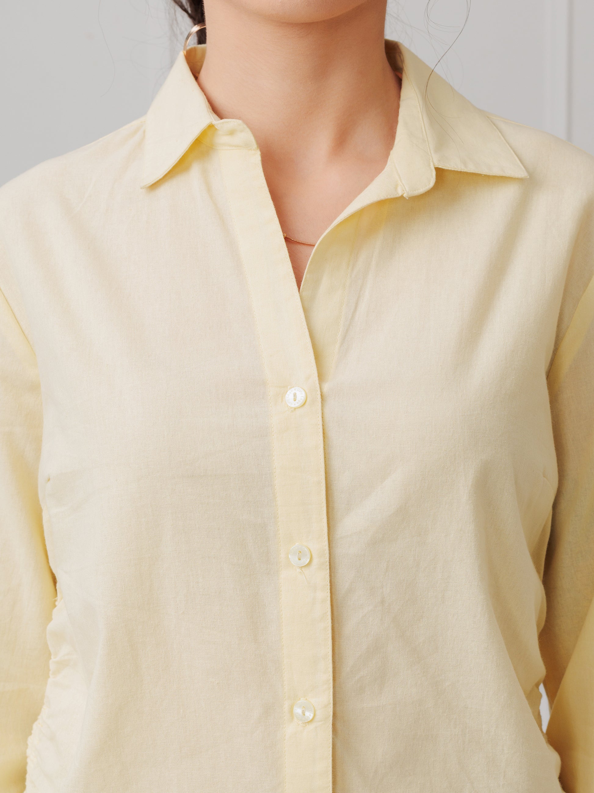 COLLERED V NECK BUTTON SHIRT